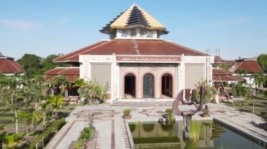 Yogyakarta, Endonezya - 29 Kasım 2022: Gadjah Mada Üniversitesi Camii 'nin havadan görünüşü. Güneşli bir sabahta sakin ve huzurlu bir atmosfer..