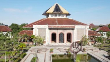 Yogyakarta, Endonezya - 29 Kasım 2022: Gadjah Mada Üniversitesi Camii 'nin havadan görünüşü. Güneşli bir sabahta sakin ve huzurlu bir atmosfer..