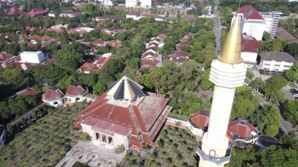 インドネシアのジョグジャカルタ 11月29 2022 ガジャマダ大学モスクの空中ビュー 静かで穏やかな朝の空気は — ストック動画