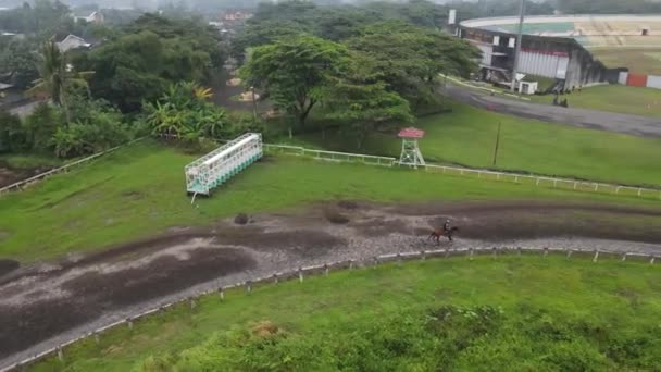 Letecký Pohled Žokeje Trénujícího Svého Závodního Koně Dráze — Stock video