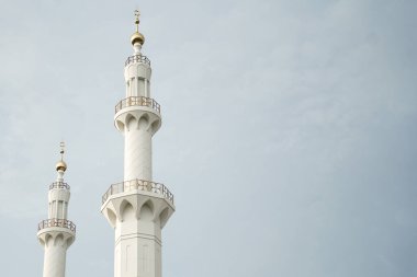 Şeyh Zayed büyük cami kulesi ve boş alan. Surakarta, Orta Java, Endonezya 'da yer almaktadır.