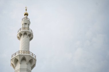 Şeyh Zayed büyük cami kulesi ve boş alan. Surakarta, Orta Java, Endonezya 'da yer almaktadır.