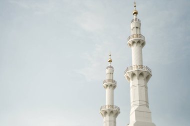 Şeyh Zayed büyük cami kulesi ve boş alan. Surakarta, Orta Java, Endonezya 'da yer almaktadır.