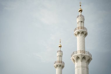 Şeyh Zayed büyük cami kulesi ve boş alan. Surakarta, Orta Java, Endonezya 'da yer almaktadır.