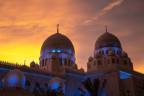 Şeyh Zayed Büyük Camii 'nin güzel gün batımı manzarası ve kocaman kubbesi. Surakarta, Orta Java, Endonezya 'da yer almaktadır.
