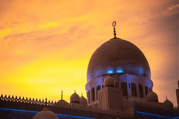 Şeyh Zayed Büyük Camii 'nin güzel gün batımı manzarası ve kocaman kubbesi. Surakarta, Orta Java, Endonezya 'da yer almaktadır.