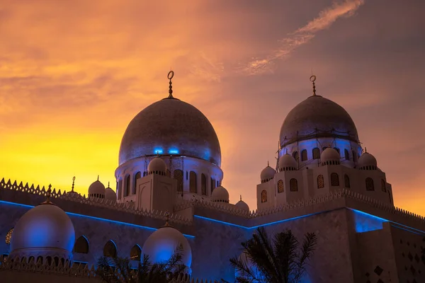 Kaunis Auringonlasku Näkymä Sheikki Zayed Suuri Moskeija Sen Valtava Kupoli kuvapankin valokuva