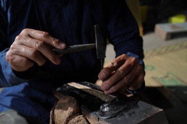 The process of making a keris is being carved to make traditional ornaments