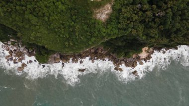 Endonezya 'da fantastik deniz dalgaları ve uçurumların havadan görünüşü