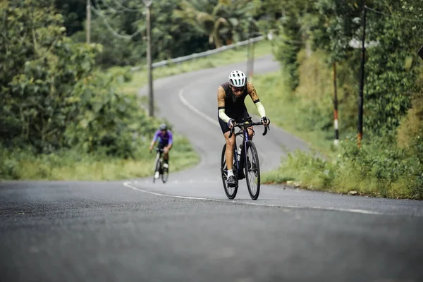 道路の自転車は 非常に審美的に パンゲン地域の傾斜のクールなルート上で上り坂になっている 偉大な力を必要とする 2022年2月11日インドネシア ジョグジャカルタ ストック写真