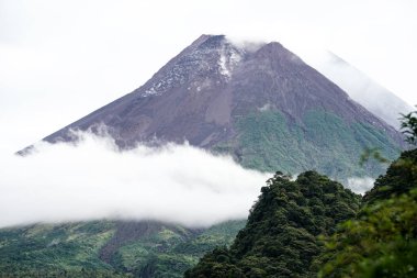 Sabahları Merapi Dağı 'nın manzarası ve hafif bulutlarla kaplı. Potansiyel patlayıcı volkan.