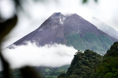Sabahları Merapi Dağı 'nın manzarası ve hafif bulutlarla kaplı. Potansiyel patlayıcı volkan.