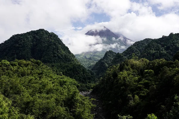 View Mount Merapi Morning Slightly Covered Clouds Potentially Eruptive Volcano — Stock Photo, Image