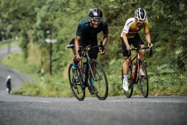 Yol bisikleti, Panggang bölgesinin serin yokuşunda yokuş yukarı gidiyor, çok estetik. Büyük güç gerektirir. : Yogyakarta - Endonezya, 11 Şubat 2022