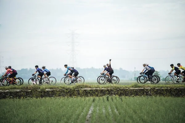 Ομάδες Μοτοσικλετιστών Περνούν Από Χωράφια Ρυζιού Πρωί Γιογκιακάρτα Ινδονησία Φεβρουαρίου — Φωτογραφία Αρχείου