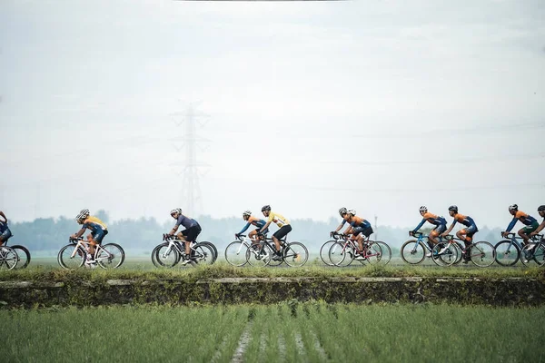 Groups Road Bikers Pass Rice Fields Morning Yogyakarta Indonesia February — Stock fotografie