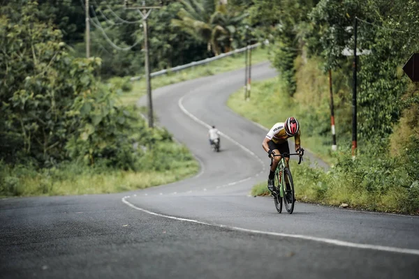 Bicicleta Carretera Cuesta Arriba Por Ruta Fresca Pendiente Zona Panggang — Foto de Stock