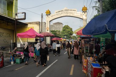 Ramadhan pazarının canlı atmosferi, Jogokariyan camisi, Ramazan ayında bir festival. : Yogyakarta - Endonezya, Nisan 04, 2023