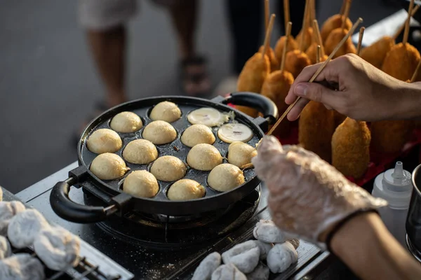 Food Vendors Making Takoyaki Delicious Street Food Snack Jogokariyan Ramadhan — Stock Photo, Image