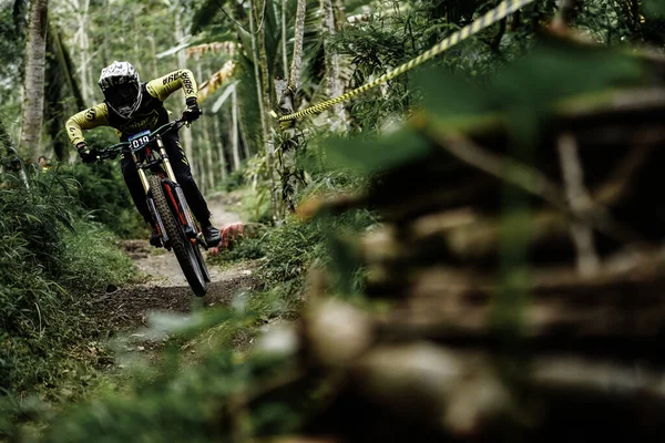 インドネシアのジョグジャカルタ 2023年3月5日 美しくエキサイティングなルートで競争することに焦点を当てた下り坂のサイクリスト ロイヤリティフリーのストック写真