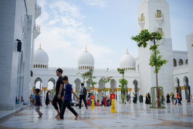 Şeyh Zayed Solo Endonezya 'nın Büyük Camii' nde atmosfer ve arka plan. Birçok hacı gelir. : Surakarta - Endonezya, 16 Mart 2023