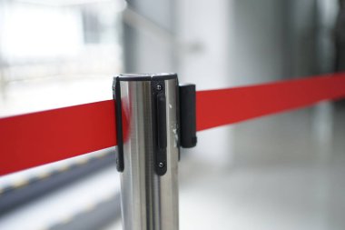 Tren istasyonunda maske bandıyla korkuluk. Kuyruktaki yolcuları sınırlamak için bariyer rafı.