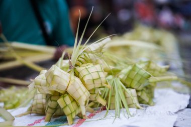 Ketupat 'ın Kotagede pazarının yol kenarında satılması, Kurban Bayramı kutlaması konsepti. Geleneksel yemekler yapılıyor..