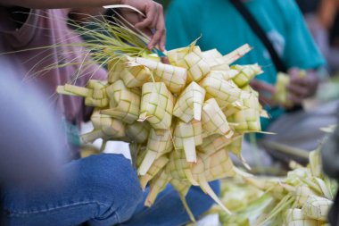 Ketupat 'ın Kotagede pazarının yol kenarında satılması, Kurban Bayramı kutlaması konsepti. Geleneksel yemekler yapılıyor..