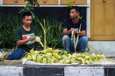 Kotagede pazar yolu civarında ketupat satışı, Kurban Bayramı için geleneksel gıda hazırlığı. : Yogyakarta, Endonezya - 20 Nisan 2023