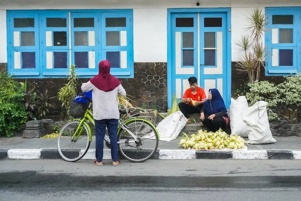 买主在科塔格德市场附近的卖家那里购买了Ketupat巢穴 准备了传统的开斋节食品 印度尼西亚日惹 2023年4月20日 — 图库照片