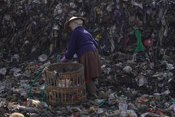 清道夫可以看到皮延根垃圾场堆放的堆积如山的垃圾 日惹废物管理紧急情况 — 图库照片