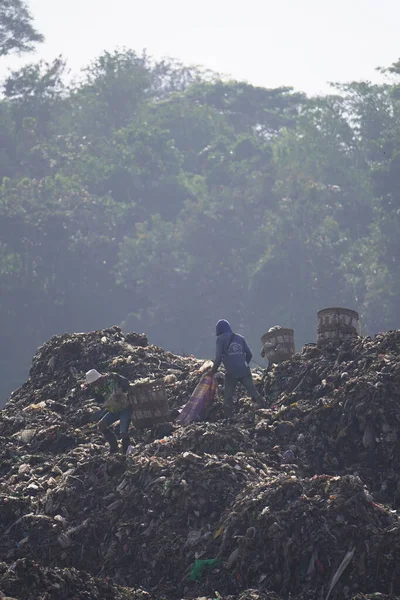 清道夫可以看到皮延根垃圾场堆放的堆积如山的垃圾 日惹废物管理紧急情况 印度尼西亚日惹 2023年7月29日 — 图库照片