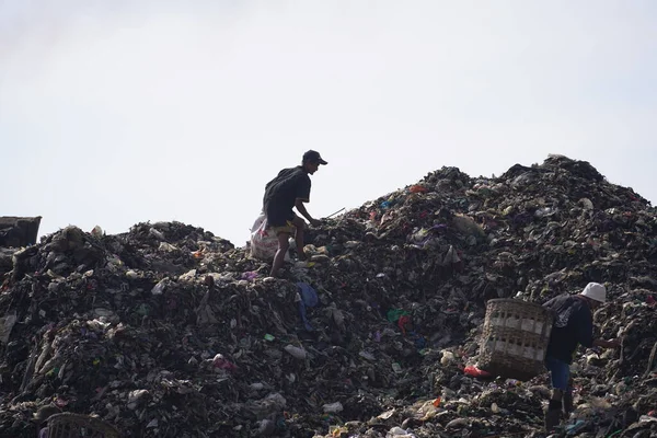 清道夫可以看到皮延根垃圾场堆放的堆积如山的垃圾 日惹废物管理紧急情况 印度尼西亚日惹 2023年7月29日 — 图库照片