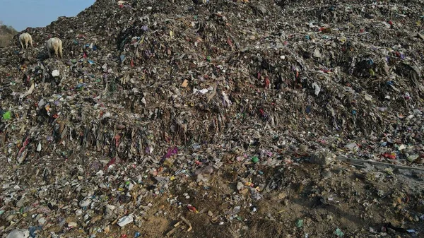 从空中看 皮延根垃圾填埋场堆满了垃圾 日惹有紧急废物管理 — 图库照片