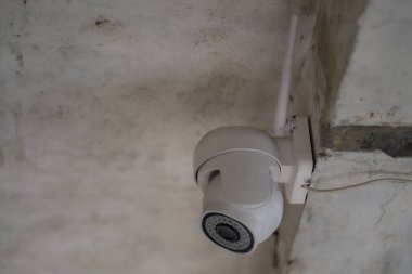 Duvarda kablosuz kamera var..