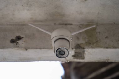 Duvarda kablosuz kamera var..