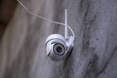 Duvarda kablosuz kamera var..