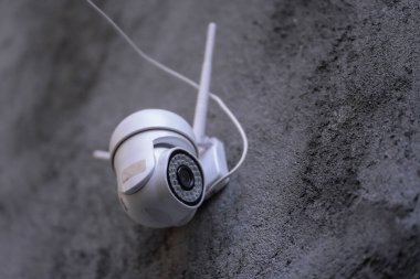 Duvarda kablosuz kamera var..