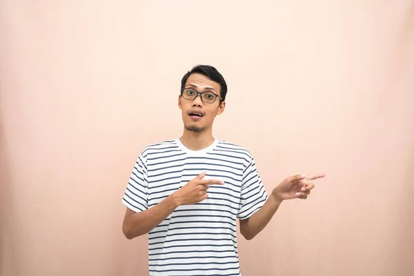 Asiatisk Man Med Glasögon Bär Casual Randig Skjorta Viskar Posera — Stockfoto