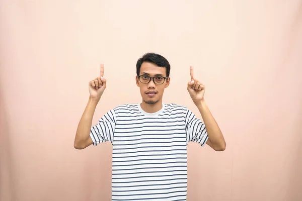 Asiatisk Man Glasögon Bär Casual Randig Shirt Pekar Posera Ovanför — Stockfoto