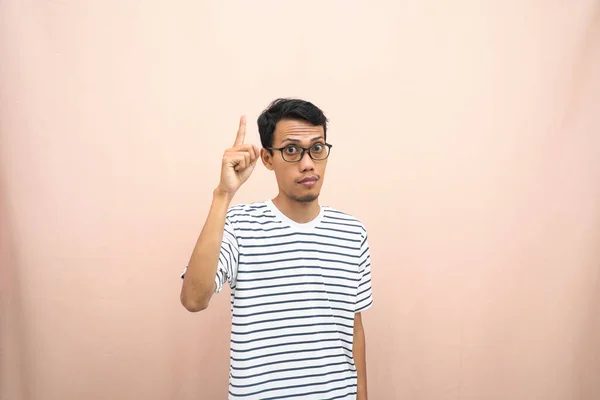Asiatisk Man Glasögon Bär Casual Randig Shirt Pekar Posera Ovanför — Stockfoto