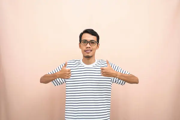 Homem Asiático Óculos Vestindo Camisa Listrada Casual Posando Dando Polegares — Fotografia de Stock