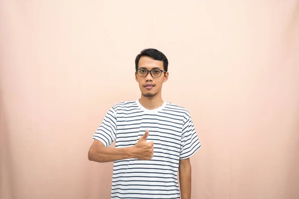 Hombre Asiático Gafas Con Camisa Rayas Casuales Posando Dando Pulgares — Foto de Stock