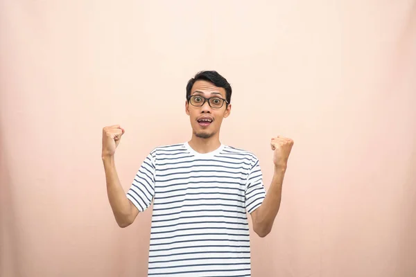 Asiatisk Man Glasögon Randig Shirt Glad Gest Blir Överraskad Isolerad — Stockfoto