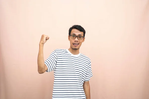 Asiatisk Man Glasögon Randig Shirt Glad Gest Blir Överraskad Isolerad — Stockfoto