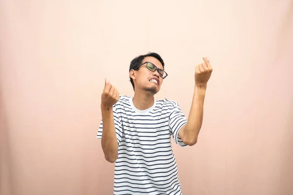 Hombre Asiático Gafas Con Camiseta Casual Rayas Gesto Feliz Recibiendo — Foto de Stock