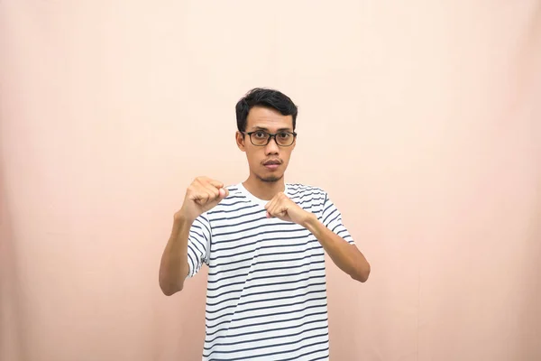 Homem Asiático Com Óculos Vestindo Camisa Listrada Casual Punho Pose — Fotografia de Stock