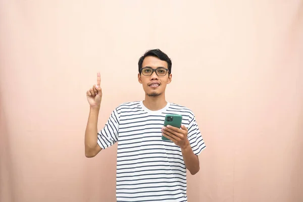 Homem Asiático Óculos Vestindo Camisa Listrada Casual Apontando Pose Acima — Fotografia de Stock