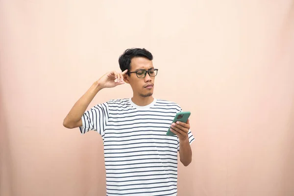 Homem Asiático Óculos Vestindo Camiseta Listrada Casual Pensando Pose Procurando — Fotografia de Stock