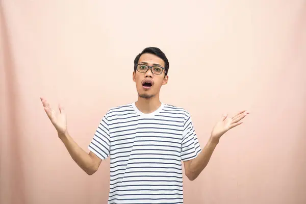 Uomo Asiatico Occhiali Indossa Casual Righe Shirt Espressione Scioccata Isolato — Foto Stock